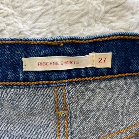 Levi’s Ribcage Shorts - Picture 3 of 4